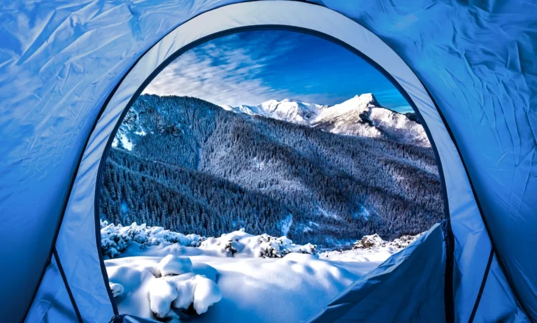 Lire la suite à propos de l’article Comment bien choisir sa tente de toit pour l’hiver ?