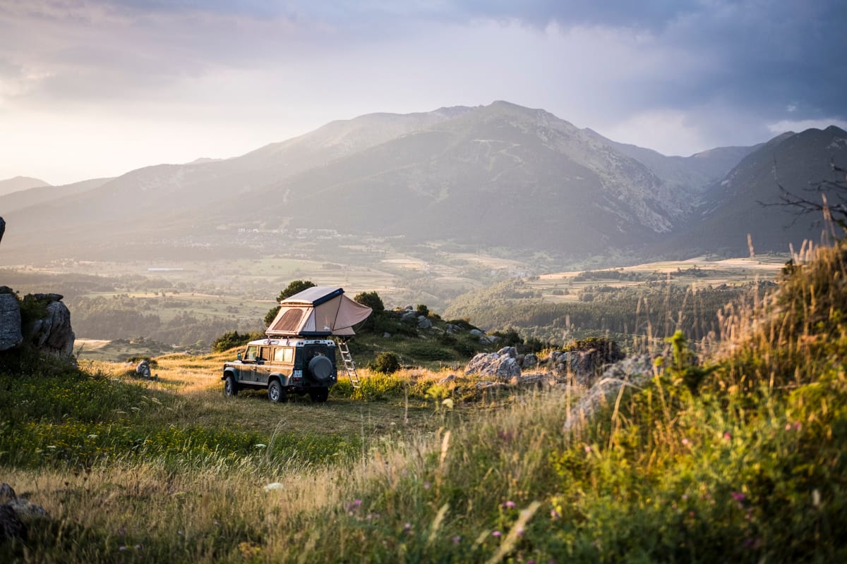 Tente de toit NaitUp Quatro installée en pleine montagne