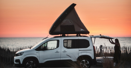Tente de toit NaïtUp Duö ouverte sur véhicule en zone cotiere