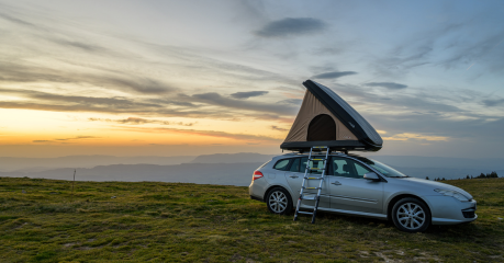 Tente de toit NaïtUp Duö ouverte sur véhicule en zone montagneuse