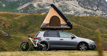 Tente de toit NaïtUp Duö installée sur véhicule avec porte latérale ouverte