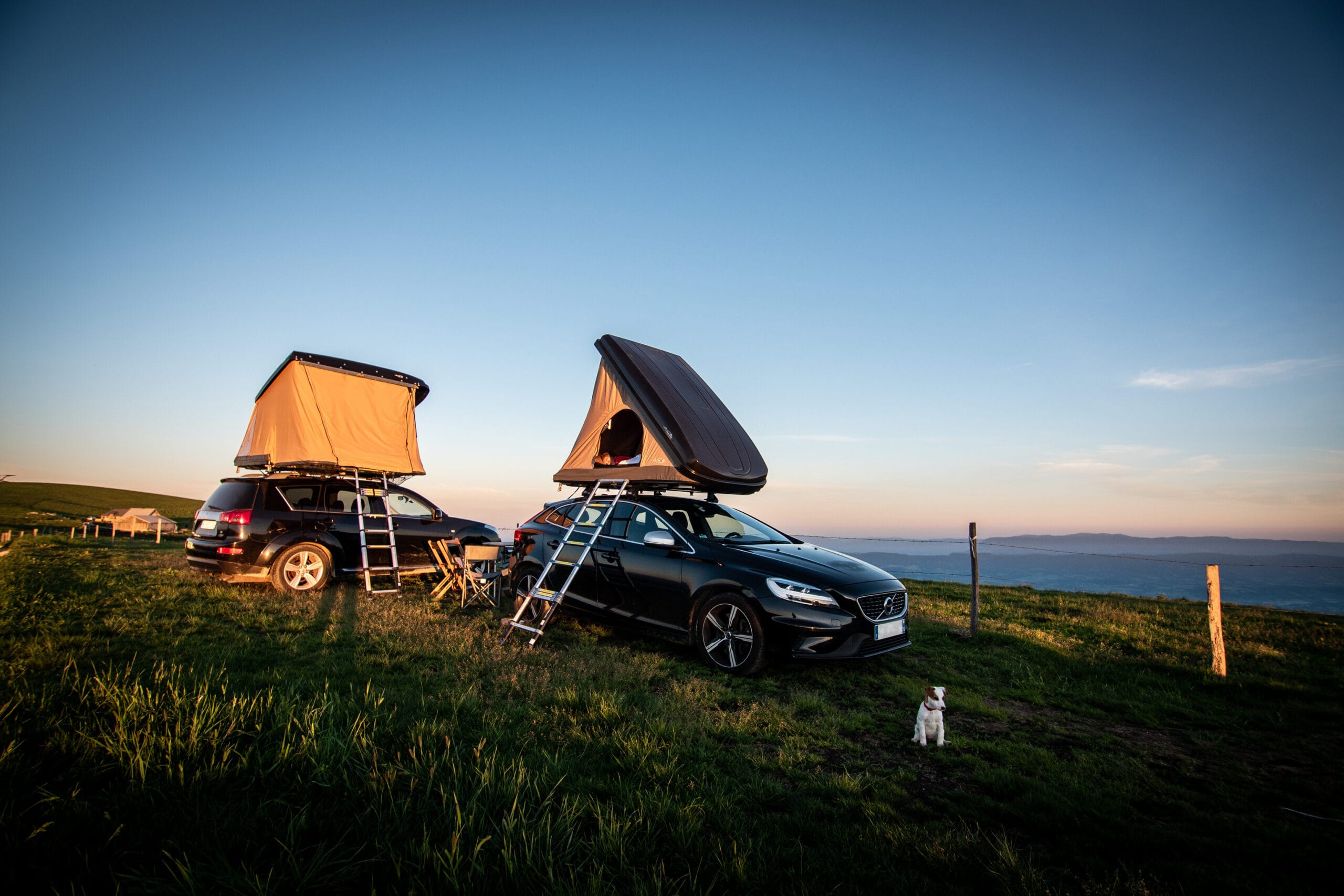 Tente de toit NaïtUp Duö ouverte au coucher du soleil sur véhicule