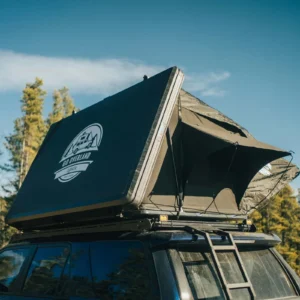 Profil fin de la tente de toit Go Overland Equinox ouverte