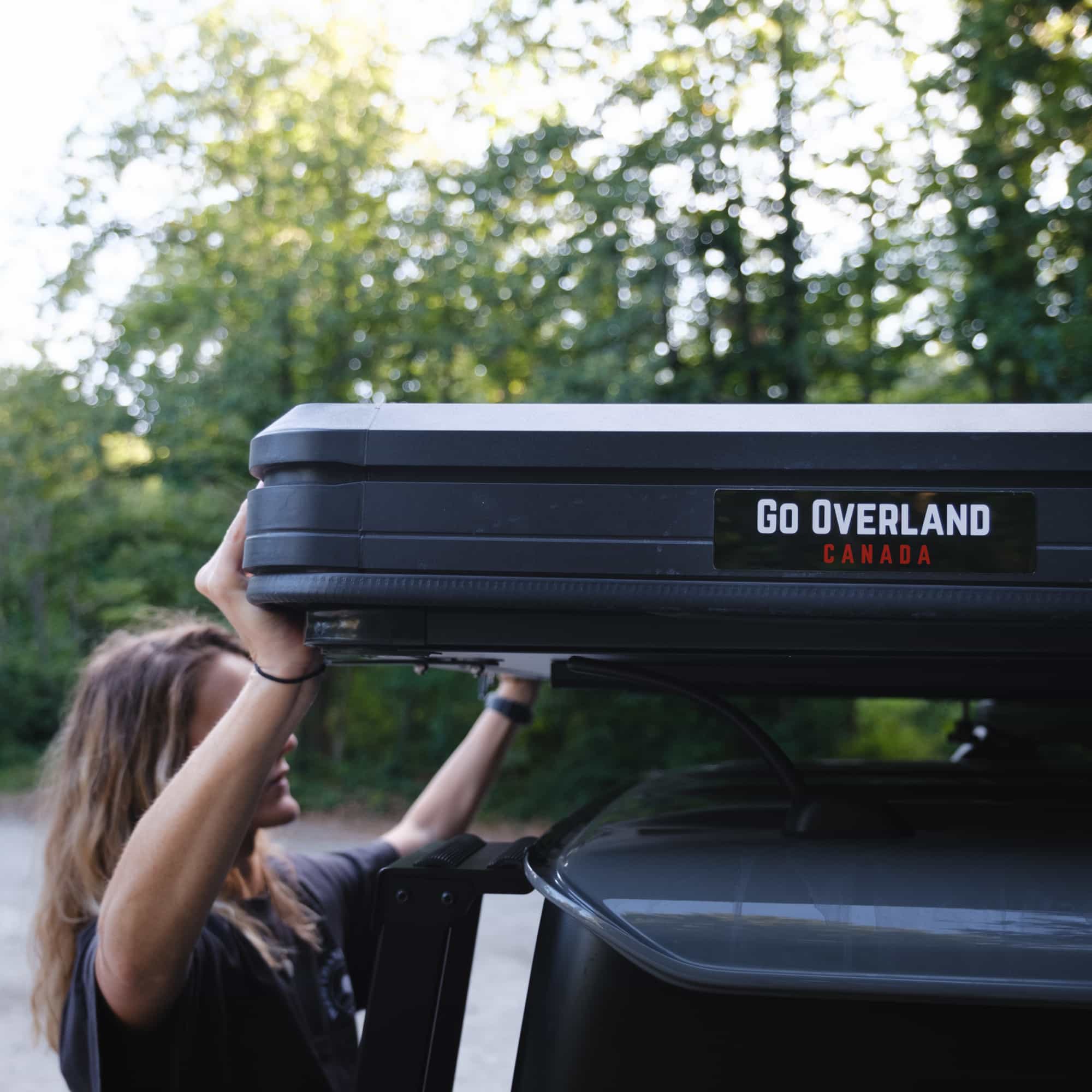 Tente de toit Go Overland Journey ouverte sur 4x4 vue trois quarts