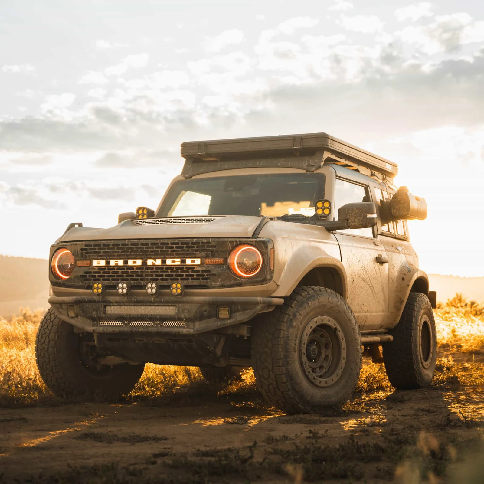 Tente de toit Go Overland Journey fermée montée sur 4x4