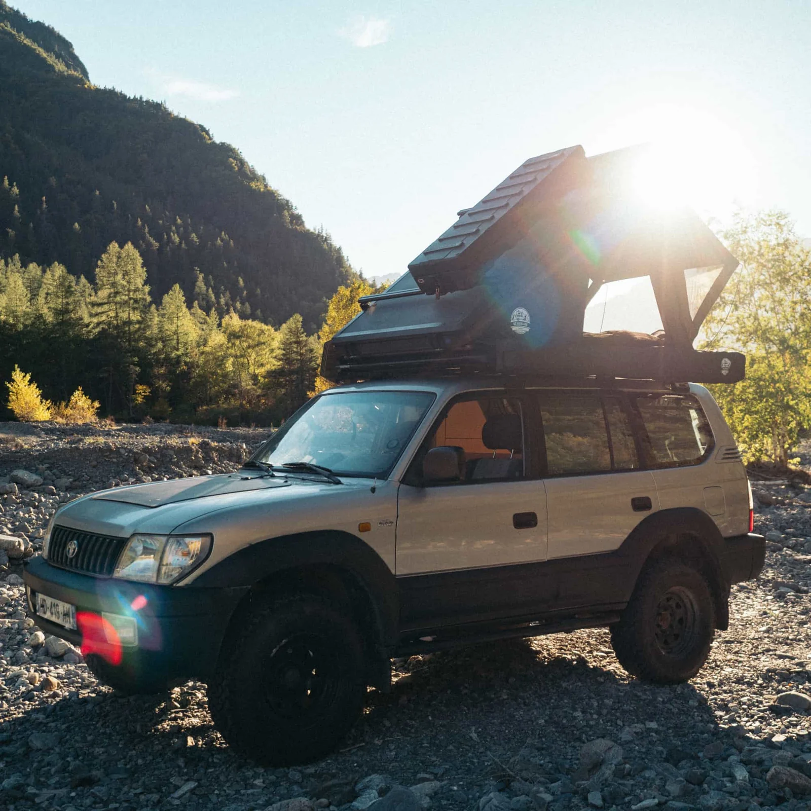 Tente de toit Go Overland Journey ouverte sur SUV en environnement naturel