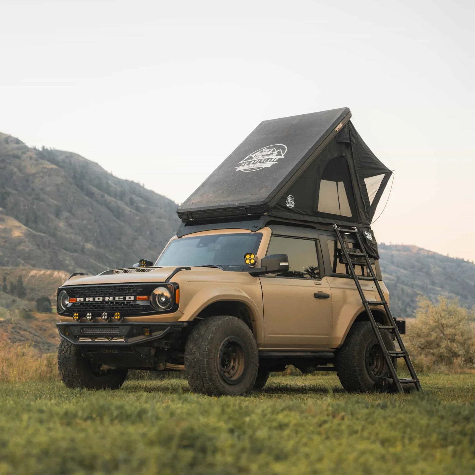 Tente de toit Go Overland Journey ouverte sur 4x4 en montagne