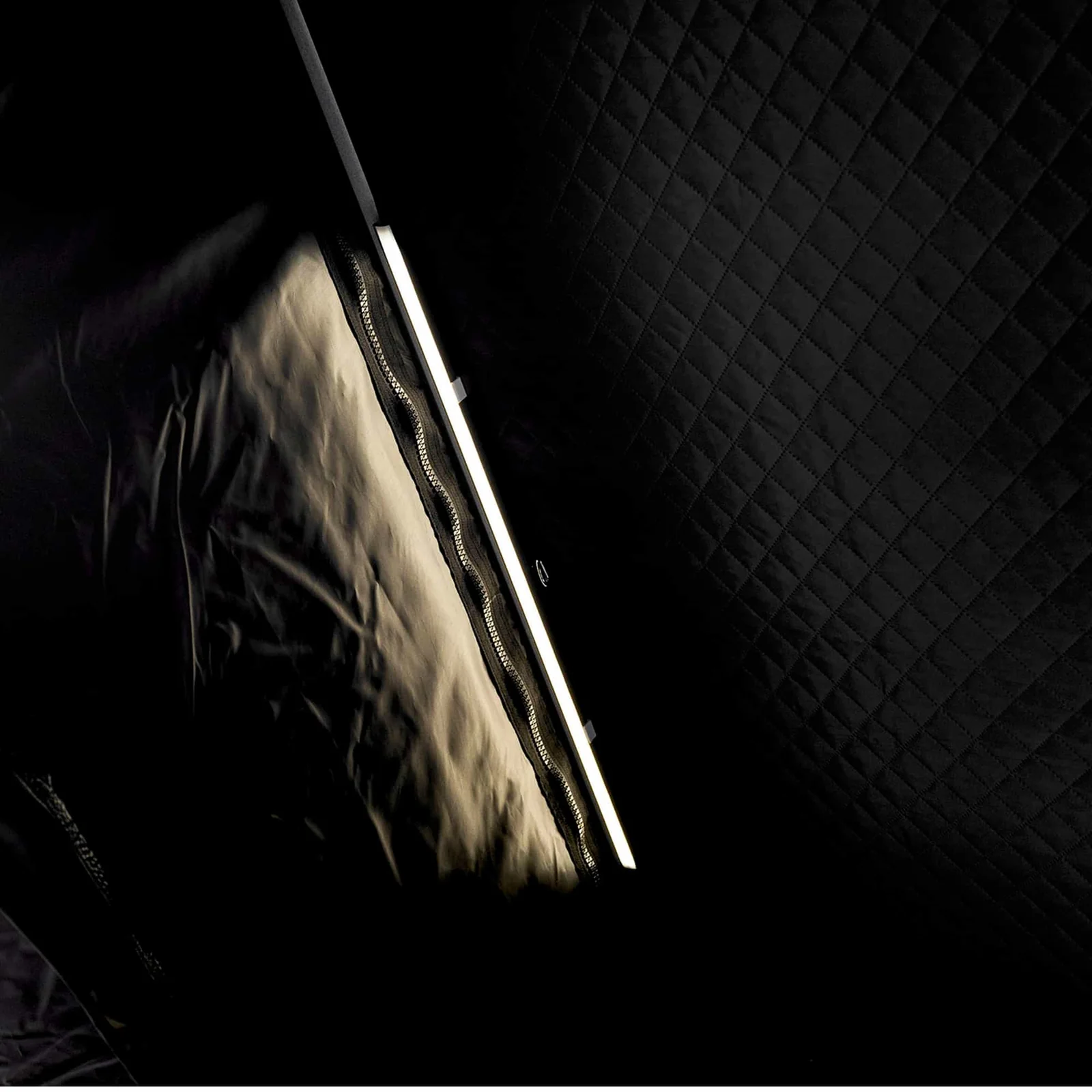 Détail intérieur de la tente de toit Go Overland Journey éclairage intégré