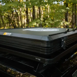 Détail de la coque rigide en aluminium de la tente de toit Voyage L Go Overland