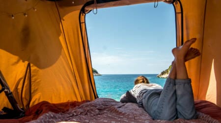Vue intérieure de la tente de toit NaitUp Quatro face à la mer