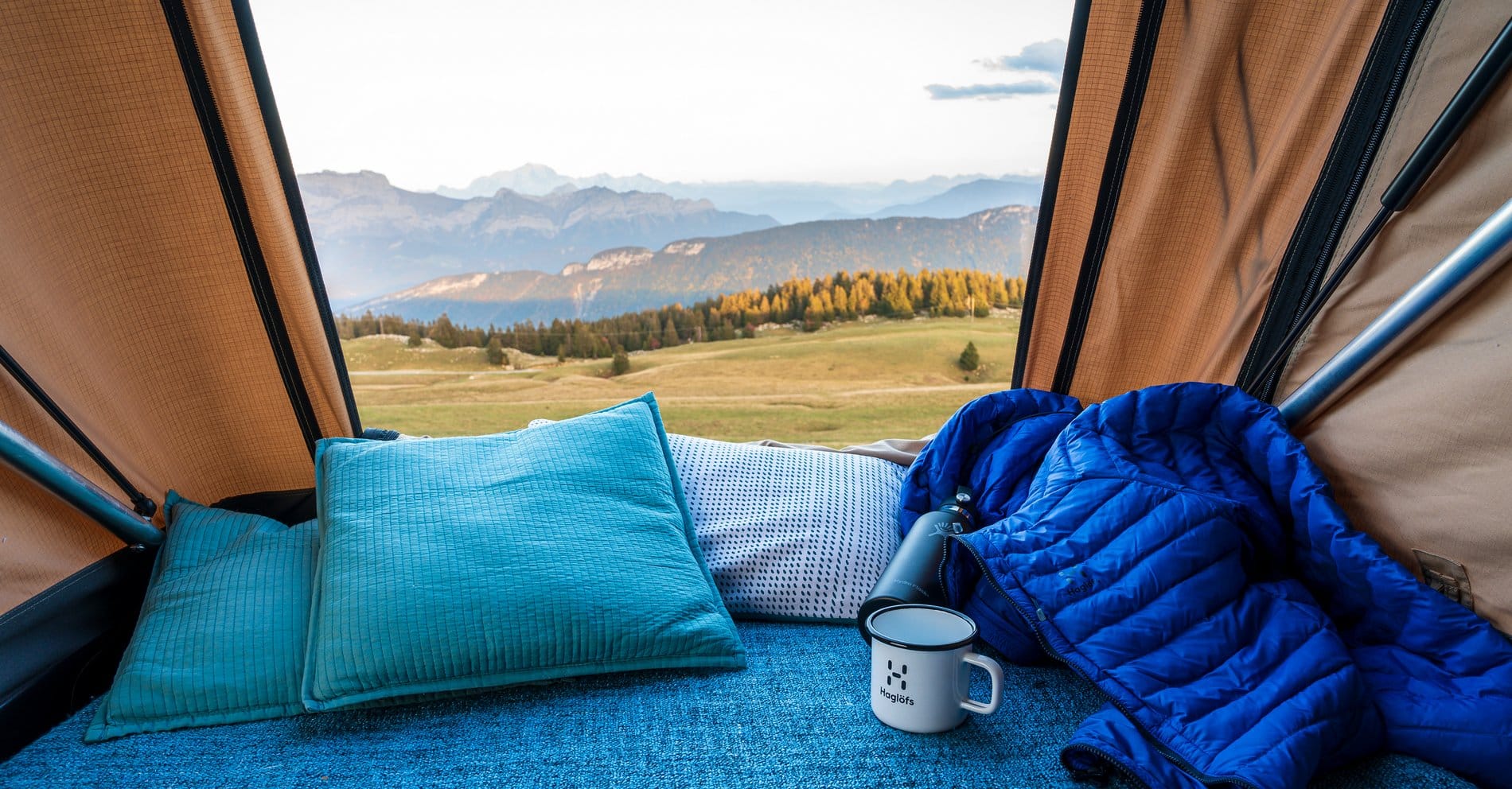 Vue intérieure de la tente de toit NaïtUp Duö avec coussins et literie