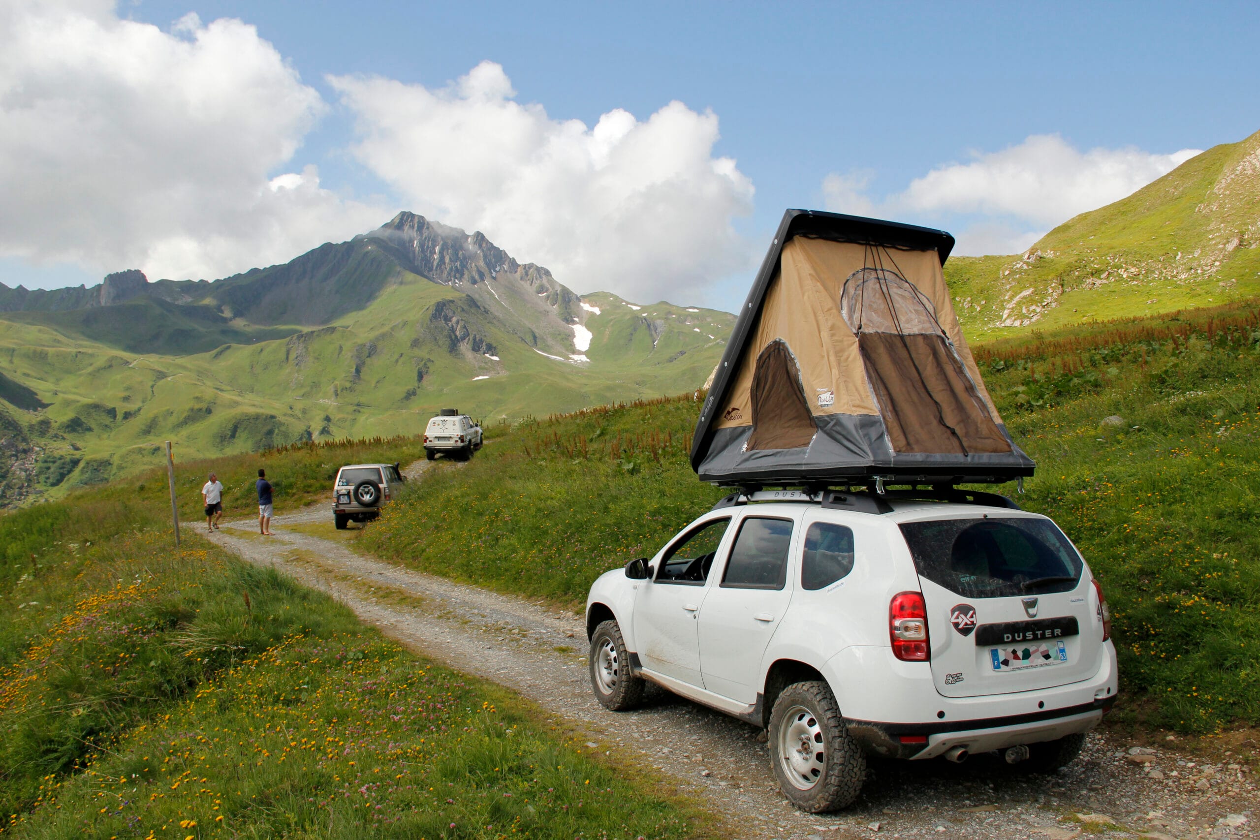 Tente de toit NaïtUp Duö ouverte sur piste en pleine nature