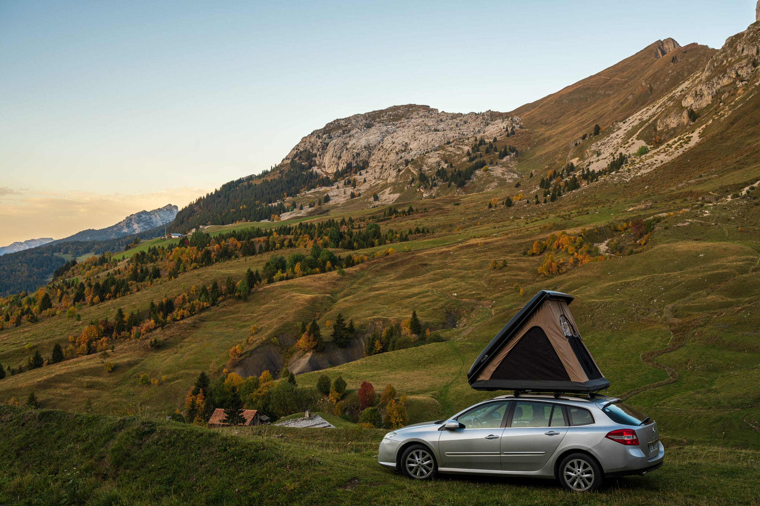 Tente de toit NaïtUp Duö installée sur véhicule en paysage montagneux