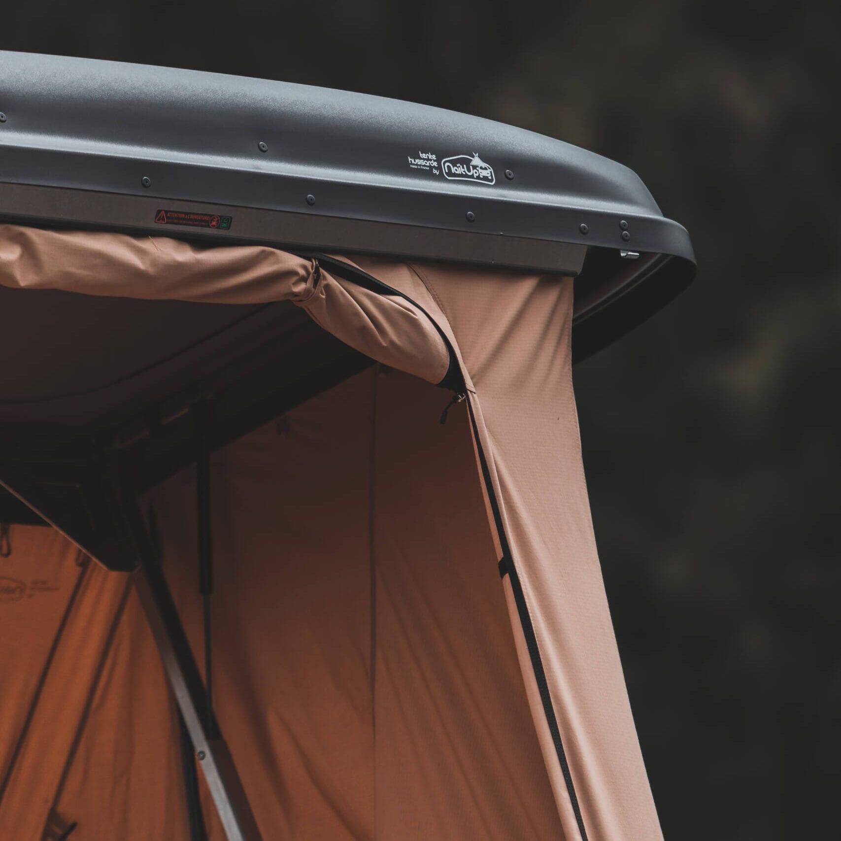 Détail de la coque rigide de la tente de toit NaitUp Quatro