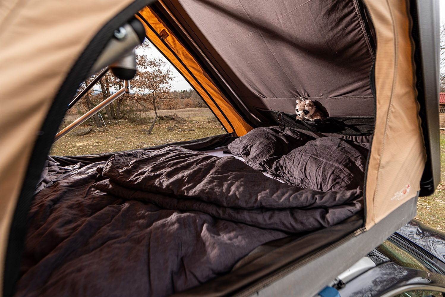 Couchage de la tente de toit NaïtUp Duö avec literie en place