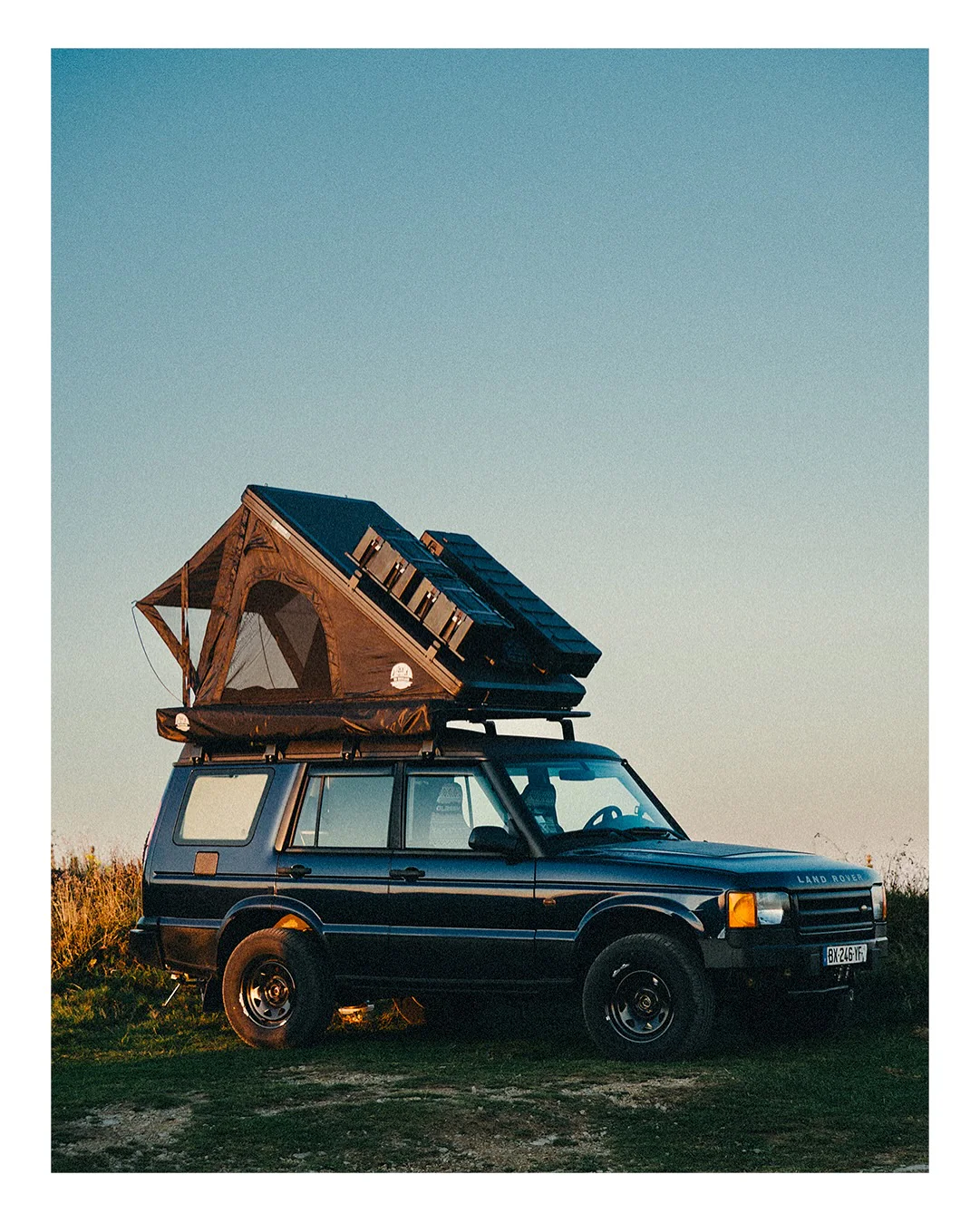 Tente de toit Go Overland Journey ouverte sur 4x4 vue latérale