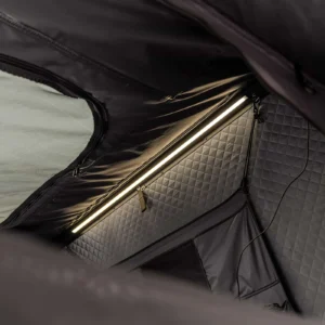 Détail de l’éclairage intérieur de la tente de toit