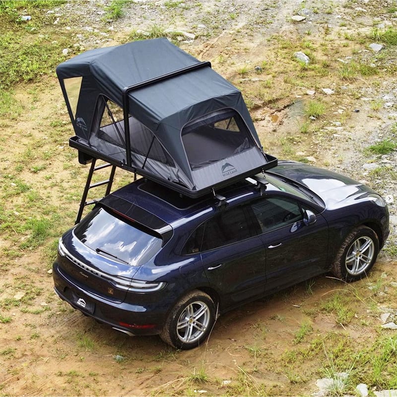 Tente de toit Wildland Orthframe ouverte sur citadine en bivouac