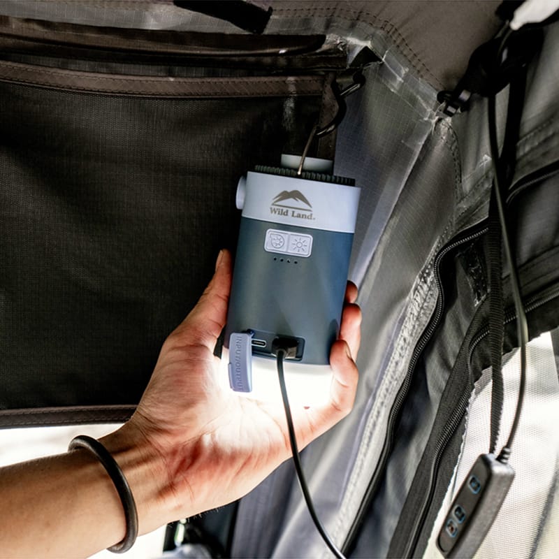 Pompe électrique de gonflage fournie avec la tente de toit Wildland Orthframe