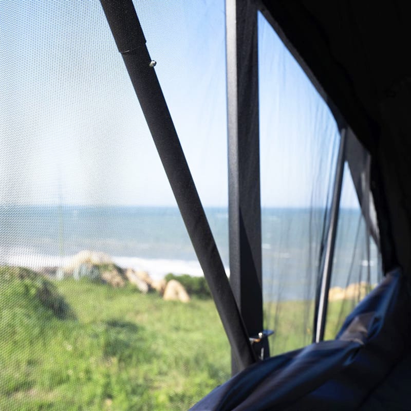 Vue latérale depuis l’intérieur de la tente de toit Wildland Orthframe