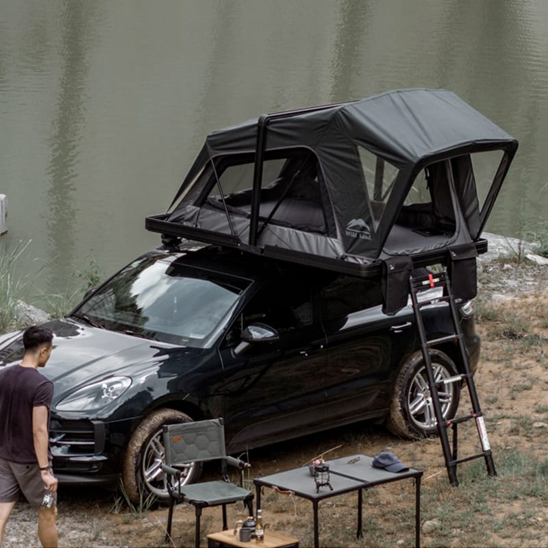 Tente de toit Wildland Orthframe ouverte en bivouac sur citadine