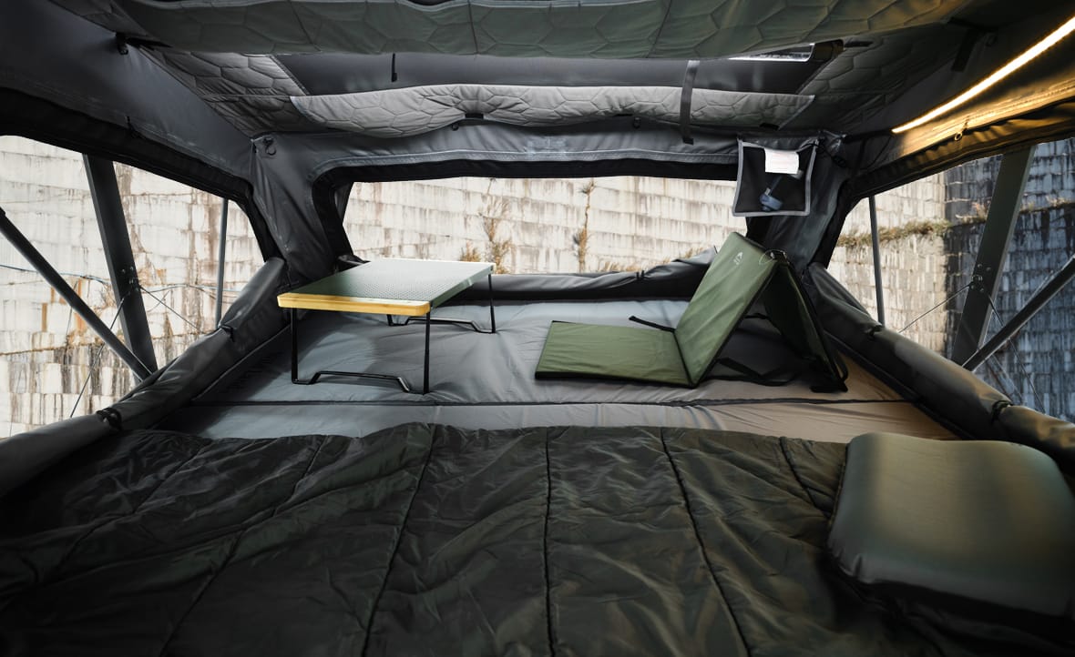 Intérieur de la tente de toit Wildland Orthframe avec couchage