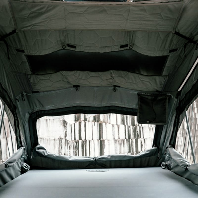 Intérieur de la tente de toit Wildland Orthframe avec espace de couchage