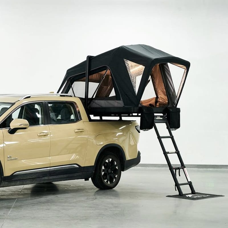 Tente de toit Wildland Orthframe ouverte sur pick-up beige