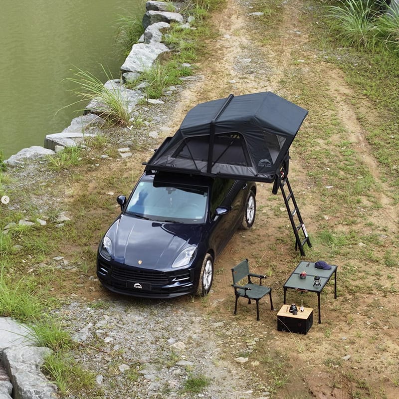 Tente de toit Wildland Orthframe ouverte en bivouac avec mobilier