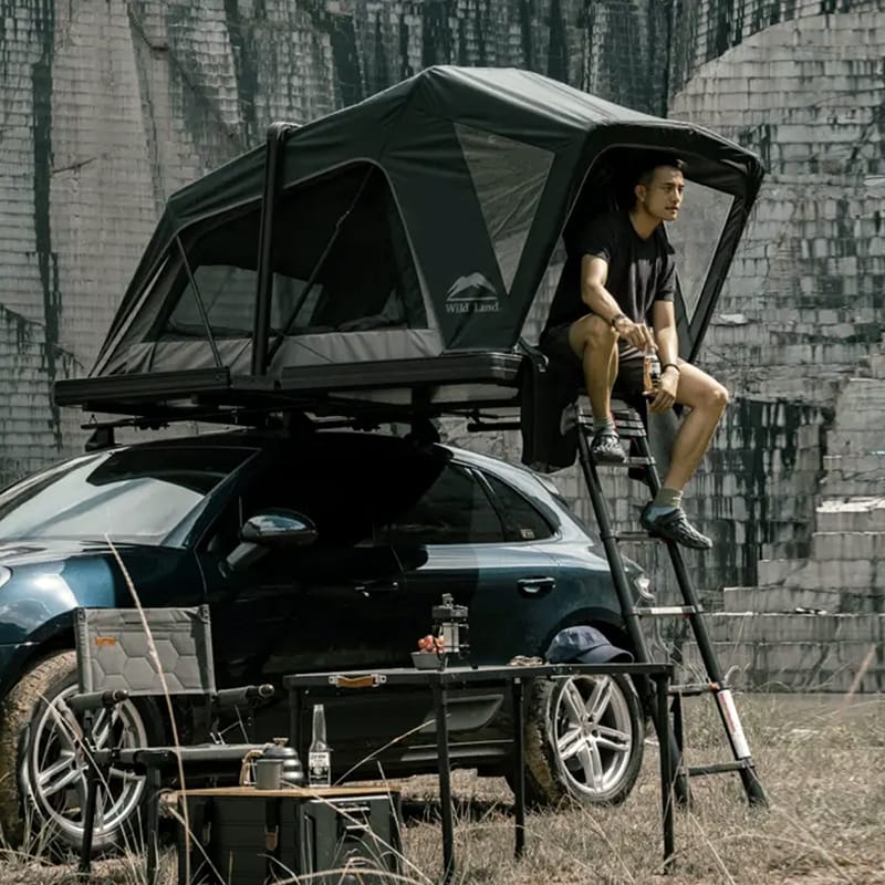 Tente de toit Wildland Orthframe ouverte avec utilisateur et échelle