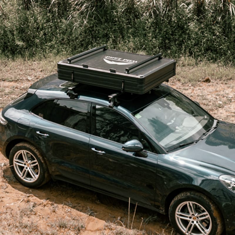 Tente de toit Wildland Orthframe fermée sur SUV noir