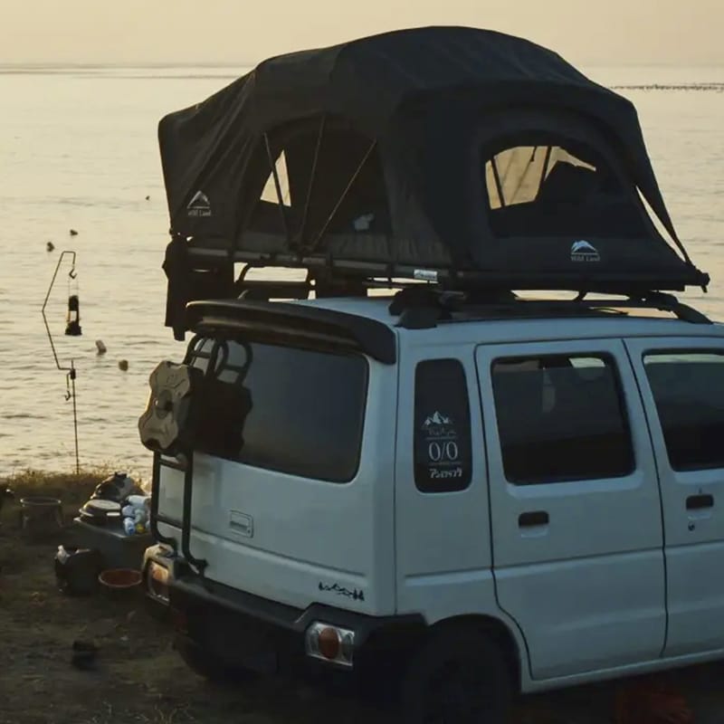 Tente de toit Wildland Orthframe ouverte sur van en nature