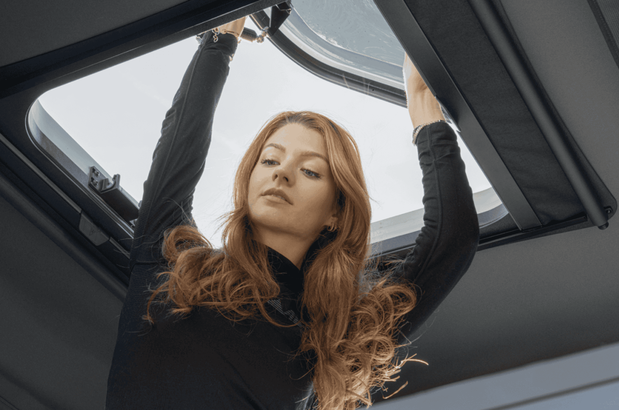 ouverture du lanterneau AirSky 360 Autohome pour aération et luminosité