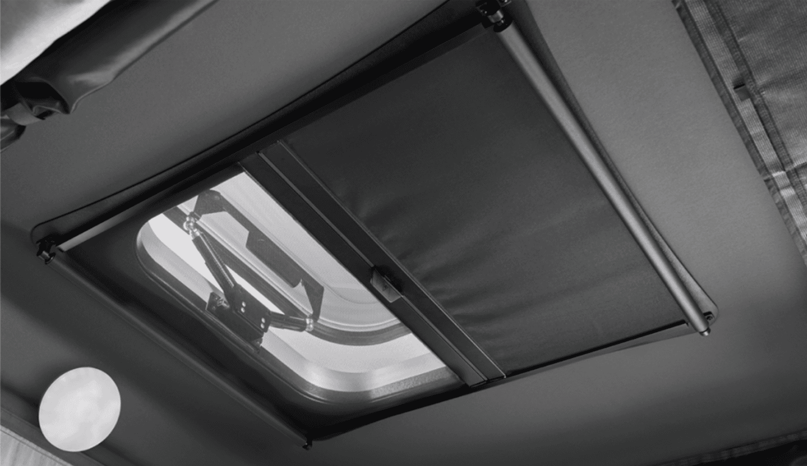 lanterneau de toit AirSky 360 Autohome ouvert pour ventilation naturelle