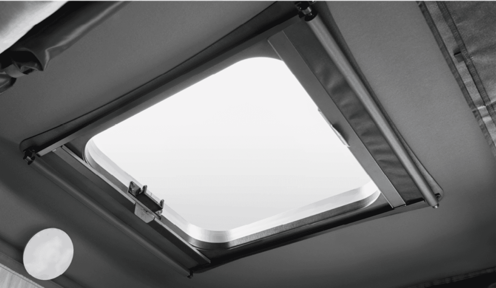 lanterneau de toit AirSky 360 Autohome avec ouverture pour ventilation naturelle