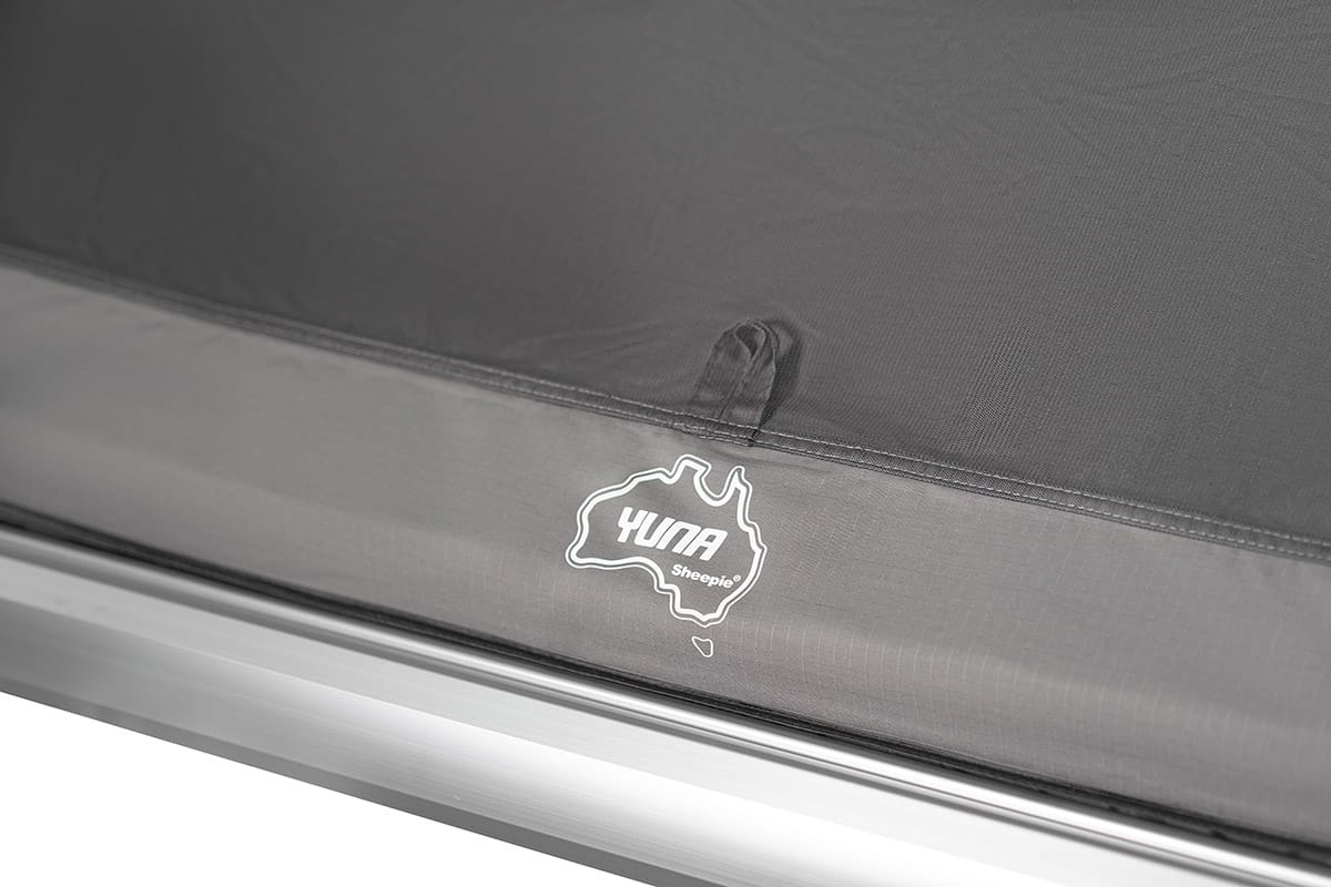 Logo Yuna apposé sur la toile extérieure de la tente de toit