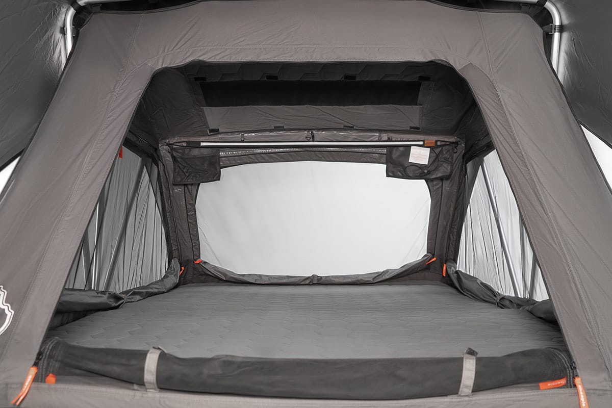 Espace couchage de la tente Yuna 2.0 vu depuis l’entrée