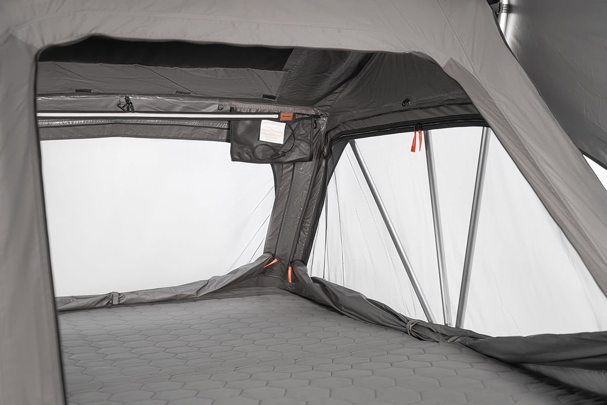Intérieur de la tente de toit Yuna 2.0 avec vue panoramique sur les ouvertures latérales