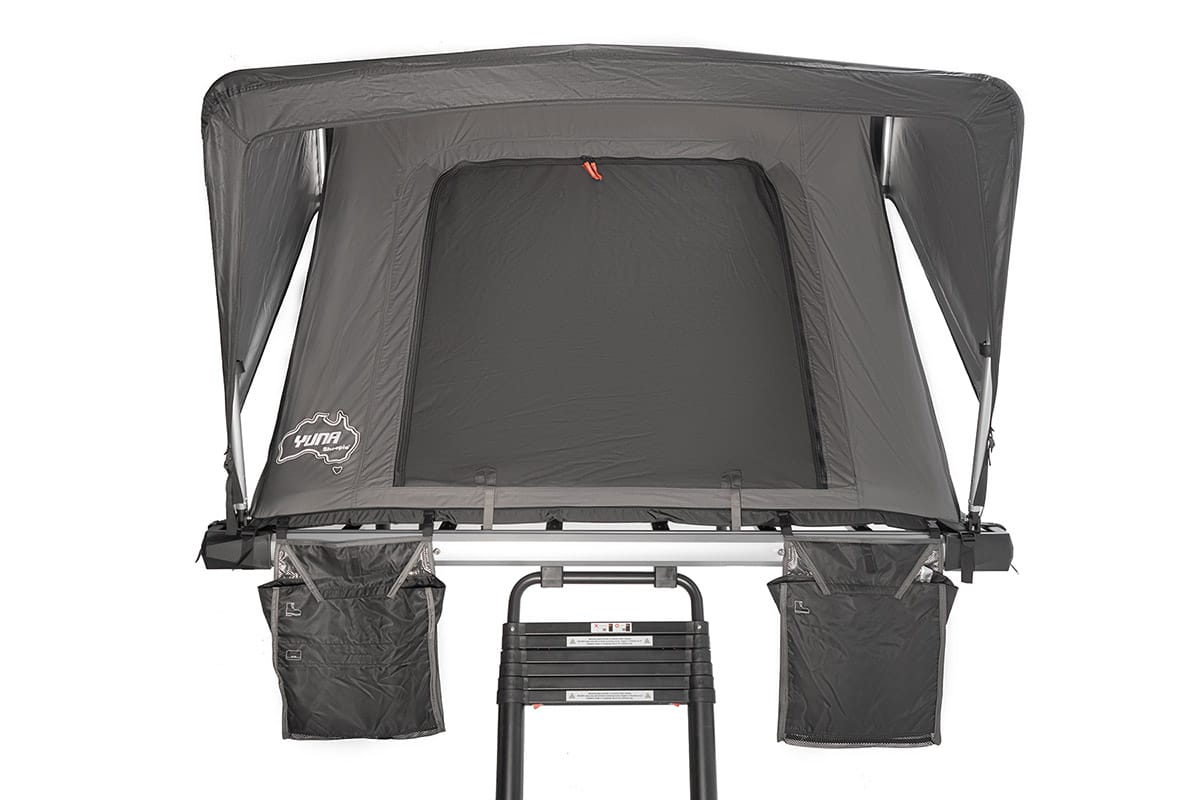 Vue de face de la tente de toit Yuna 2.0 avec échelle et rangements latéraux