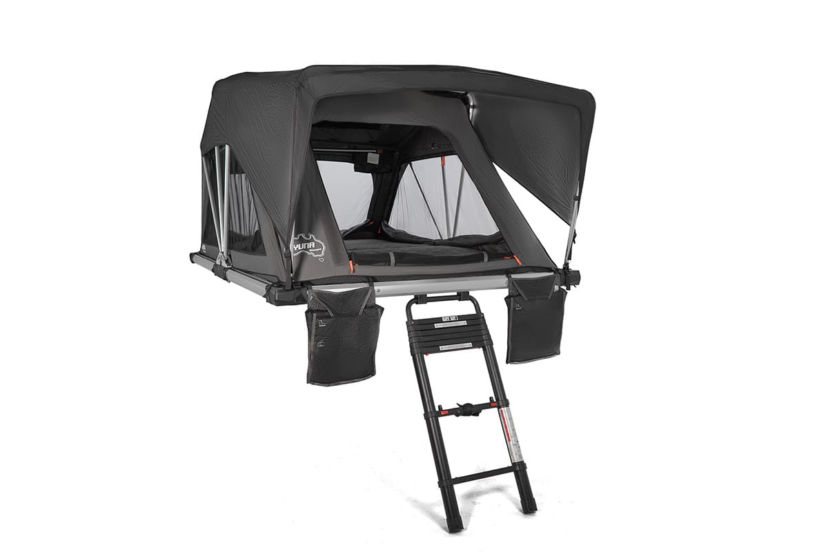 Tente de toit Yuna ouverte avec échelle d’accès déployée
