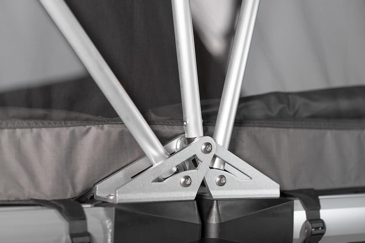 Détail de l’articulation centrale et des bras en aluminium de la Yuna