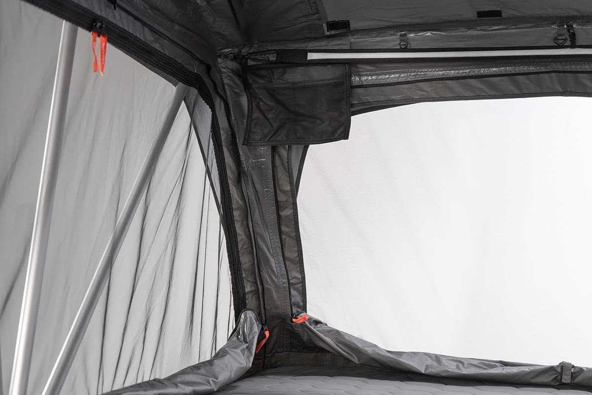 Angle intérieur de la tente Yuna 2.0 avec toile et couture renforcée